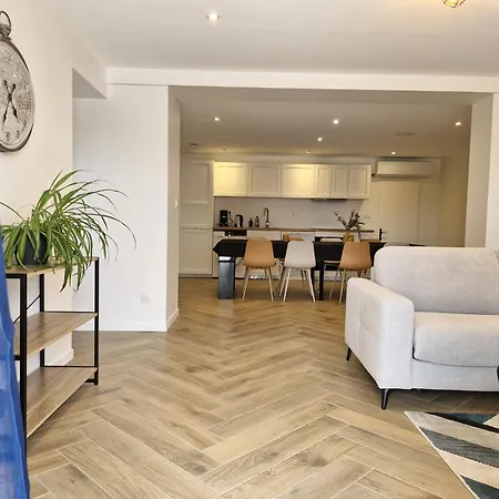 Le Zenith - 3 Chambres, 3 Sdb, Climatise - 8 Pers Max - Reservation A La Possible - Local A Velos *