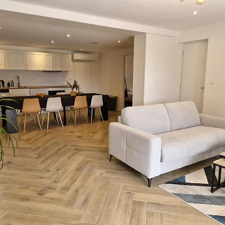 Le Zenith - 3 Chambres, 3 Sdb, Climatise - 8 Pers Max - Reservation A La Possible - Local A Velos Apartment